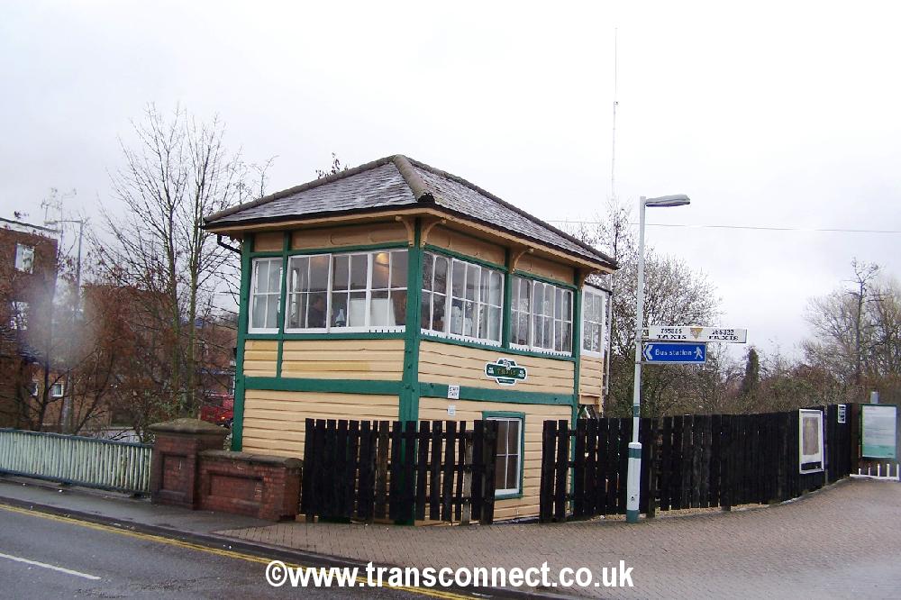 Signal Box (Former) Uckfield 090306.JPG